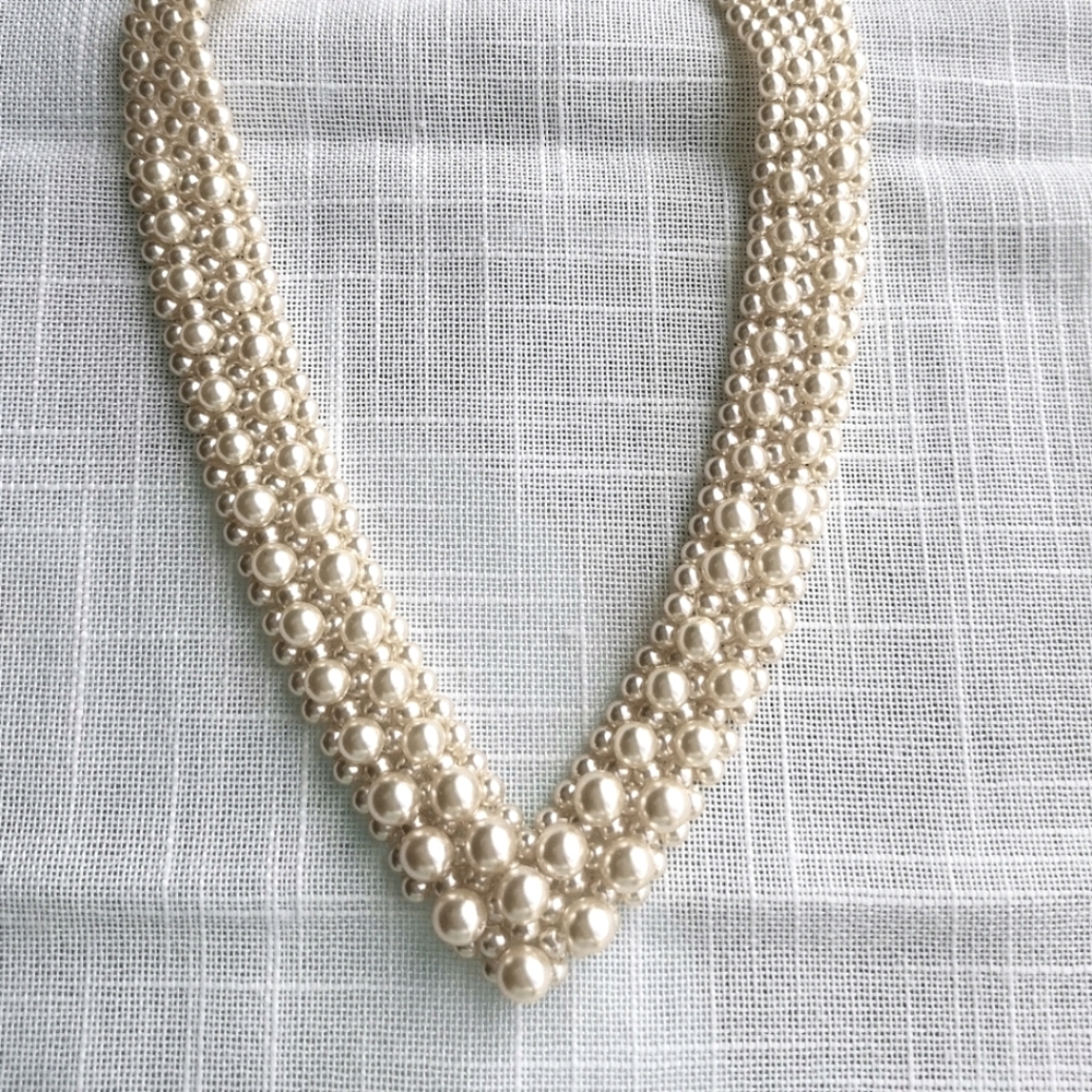 NWT Cheval V necklace cream Swarovski pearls